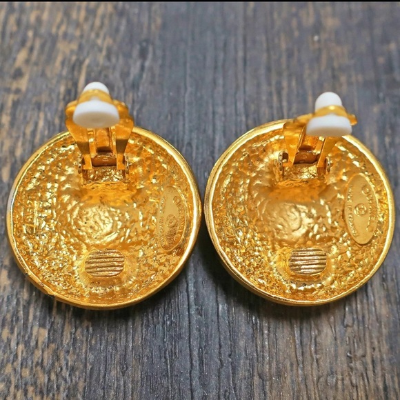 Vintage Chanel clip on earrings - Picture 4 of 9